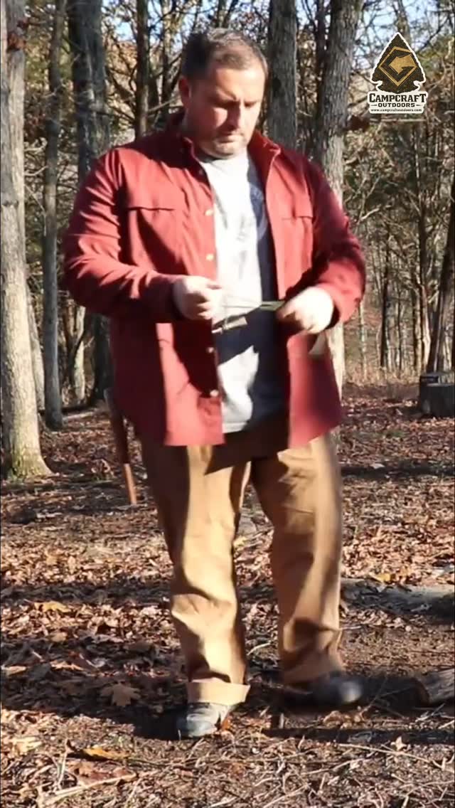 Hot water bottle danger? Not anymore. This survivalist toggle trick makes removal safe and easy, straight from the fire. #SurvivalSkills #OutdoorGear #CampingHacks #FireSafety #Bushcraft #OutdoorLife #ReelsTips #DIYTools