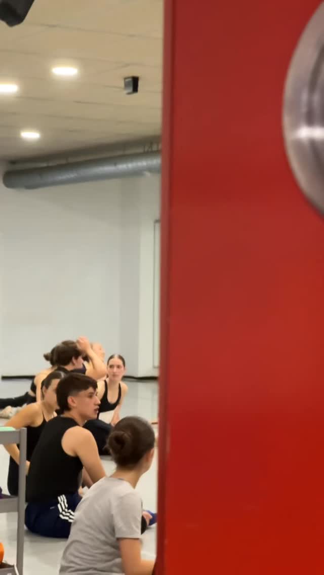 Així vam viure les proves d’accés al Recorregut Professional i al Programa Jove de Som-Hi Dansa!
Gràcies a totes les persones que vau venir a compartir aquesta experiència amb nosaltres ✨
Ens emociona veure tants futurs ballarins i ballarines amb passió i ganes d'aprendre.
I si no has pogut venir i vols formar-te amb nosaltres, contacta'ns!! 😉
💥
SOM-HI!!
🎬: @arielacnet
#barcelona #somhidansa #dance #dancer
Això només acaba de començar.