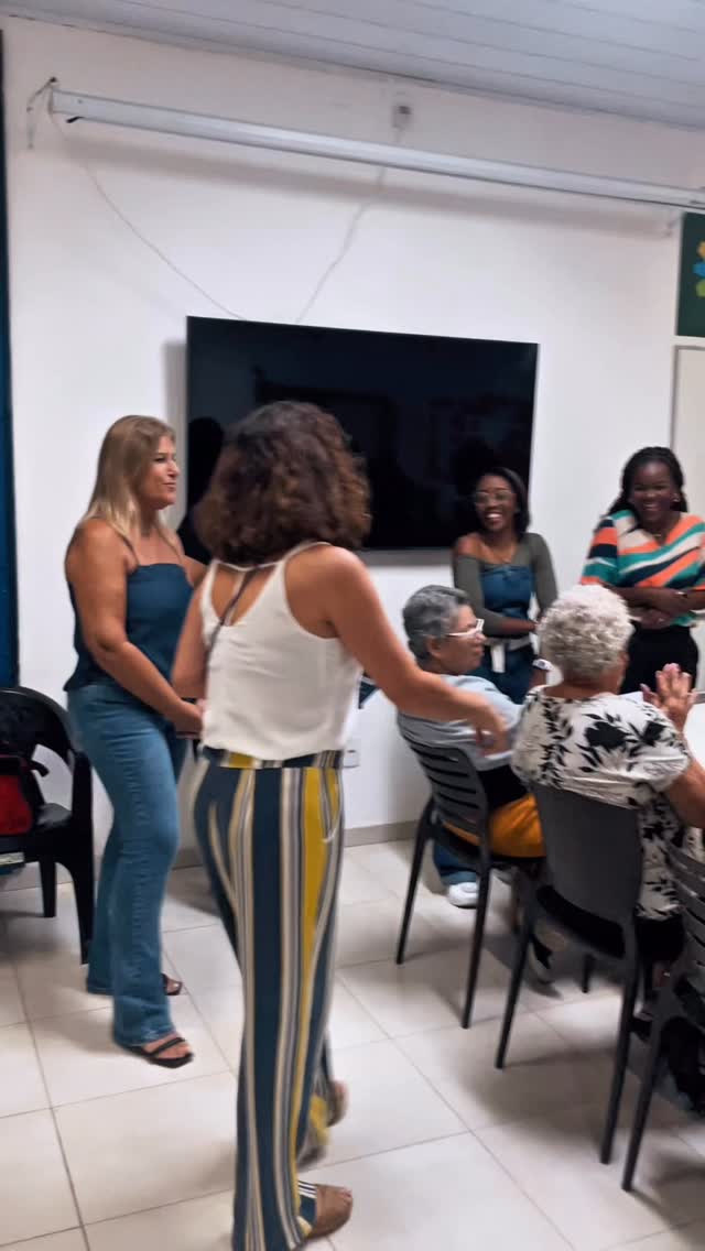 Entre canções, escuta e afeto, vivemos a manhã de sábado pensada com carinho para quem cuida todos os dias 💛
A nossa roda de conversa reuniu mães, terapeutas e momentos especiais em uma integração entre psicologia, terapia ocupacional, musicoterapia, fisioterapia, fonoaudiologia, psicopedagogia e psicomotricidade, fortalecendo vínculos e criando espaços de acolhimento verdadeiro.
Tivemos coffee break, massoterapia com os estagiários de fisioterapia, sessão de automaquiagem com a Mary Kay, aferição de pressão e glicemia… pequenos cuidados que fizeram toda diferença 🌷
Cuidar de quem cuida também faz parte da nossa missão. 🌟
#rodadeconversa #mãescervim #mãesatípicas #Cervim20Anos