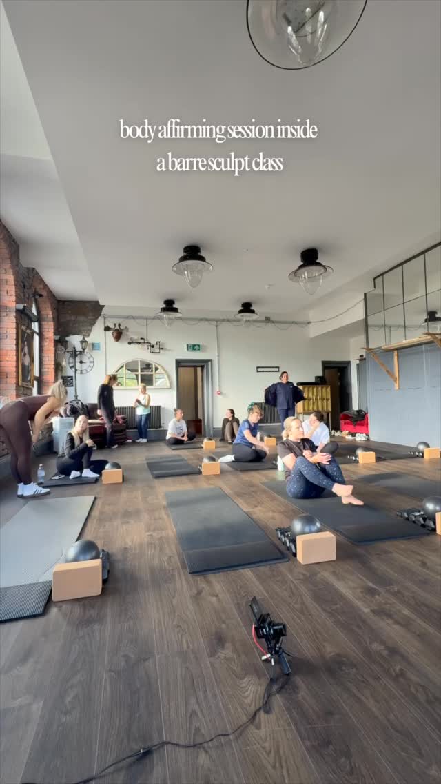 To describe the feeling inside a sculpt class -
It’s magnetic & alive!
Leaves you feeling as though you can take on the world ✨
#barre #barrefitness #barreworkout #barreclass #barreinstructor