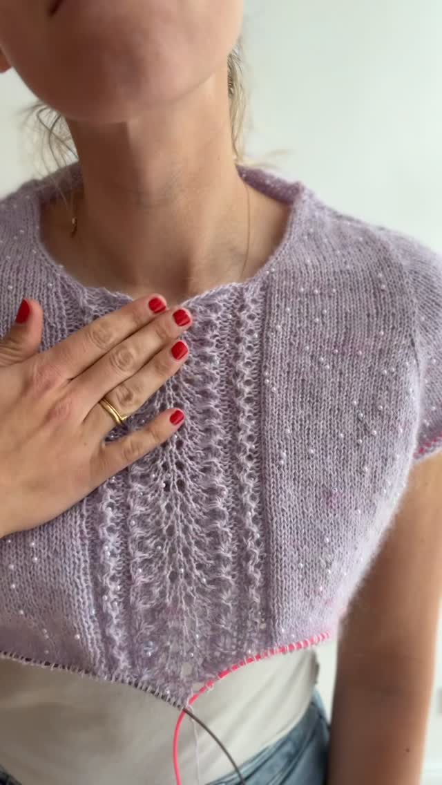 I do not have a lot knitting tools or accessories (except my knitting needles), but this one is my most useful little helper when working on a new knitting project 🥰😍
.
.
.
Pattern in progress by me - #ariellasweater
.
Yarn: Mermaid Tears in Lila and Moe in Wisteria by @pru_yarns
.
Advertising
.
#knitting #stricken #strickenmachtglücklich #knitknitknit
