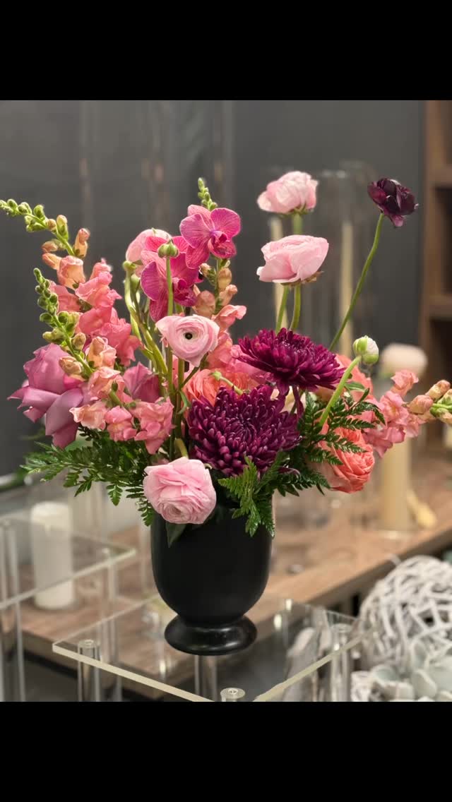 Contemporary floral design in our signature La Pegaz style π#torontoflorist #mississaugaflorist #florist #flowers