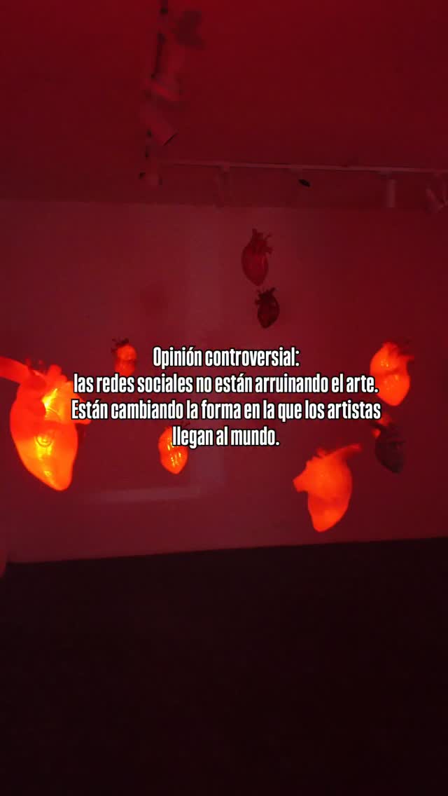 Durante años nos hicieron creer que el arte tenía que esperar a ser descubierto.
Que el artista correcto eventualmente iba a ser encontrado por una galería, un curador o alguien “importante”.
Pero el mundo cambió.
Y eso no necesariamente es algo malo. 🫀
Hoy las redes sociales le permiten a los artistas hacer algo que antes era casi imposible:
✨ hablar directamente con las personas
✨ mostrar sus procesos
✨ compartir sus ideas
✨ construir comunidad
✨ y sí… también vender su obra
Y no, eso no hace que el arte pierda valor.
De hecho, muchas veces hace todo lo contrario.
Porque cuando entendemos quién está detrás de una obra, qué siente, qué piensa, cómo crea… la conexión se vuelve muchísimo más profunda.
Y esto también es importante para quienes compran arte. 🎨
Comprar una obra no debería sentirse como entrar a un club secreto donde nadie explica nada y todo parece lejano o intimidante.
El arte también puede ser cercano.
Humano.
Conversado.
Sentido.
Las redes, bien usadas, no banalizan el arte.
Lo acercan. 🔥
Y quizás por eso hoy más personas se atreven a comprar obra, a preguntar, a conectar y a empezar sus propias colecciones.
Porque al final del día, el arte no tiene como cambiar vidas si está escondido. ✨
PD: si no has tenido la oportunidad de visitar mi Expo KARDÍA. Aún estás a tiempo! Porque estos corazones no han dejado de brillar!! Visítala en la galería @otros360 hasta el 30 de mayo. Y si has estado pensando en llevarte un corazón, solo avísame que aún quedan algunos disponibles!!!