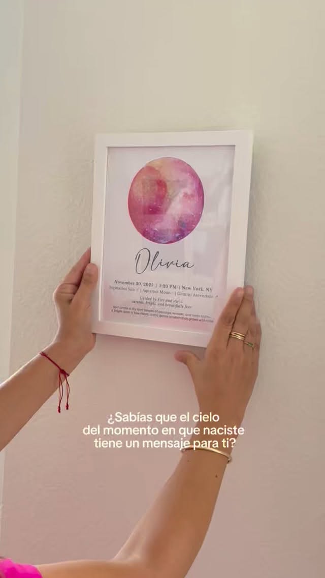 El día que naciste, el universo se detuvo a contemplarte.
Las estrellas se acomodaron de una forma única, irrepetible, dibujando un mapa que guarda la esencia de tu energía, tus talentos más puros y tu forma de procesar el mundo.
En The Momentum Way, creo para ti una pieza de arte que rinde homenaje a ese instante.
Un Soul Map combina la estética de tu cielo con una reseña astrológica real de tu Sol, Luna y Ascendente, redactada por mí con toda la intención.
Un recordatorio diario de tu propia magia para decorar tu espacio sagrado, o el regalo más significativo y personalizado para celebrar la vida de quienes más amas (imagina inmortalizar el cielo de tus hijos o de ese sobrino que acaba de llegar a iluminarlo todo). 🌸✨
Los tienes disponibles en formato digital para imprimir donde quieras, o impresos listos para colgar.
✨ Explora tu cielo y personaliza el tuyo en el link de mi bio.
#themomentumway #astrologiaparaniños #starmaps #astrologiaevolutiva