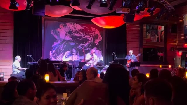#tbt It’s rare when I actually have someone who sends me video of me performing. What’s funny is SO many people often have their @apple iPhone 📱 out recording us performing at different venues, I’m always happy when someone actually sends me one. This is a @steviewonderoficial @steviewonderlegacy classic we did with @david.garfield featuring @grantgeissman on Guitar 🎸 at @vibratogrilljazz Im working on #newmusic in case you wondered. It’s like my song says… #HoldOn it’s coming soon! @gussiemiller #throwbackthursday #vocalist