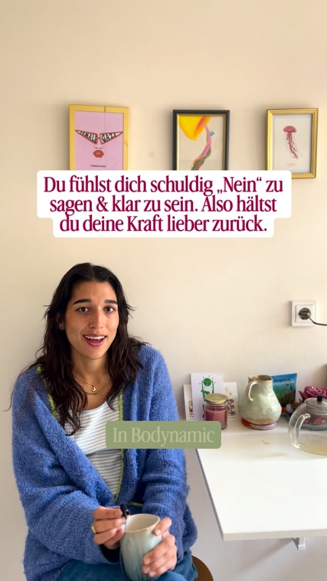 Glaub ehrlich gesagt nicht, dass abgesehen von Hannelore das heute noch jemand so sagen würde 😉
Spaß beiseite: Kraftvoll sein zu dürfen ist etwas, dass du lernst. Je nachdem, wie du in deiner Kraft begegnet wurdest.
Genauso lernst du: nicht kraftvoll zu sein, um die Feelings anderer nicht zu verletzen. Schuldgefühle kommen dann, um genau das möglichst zu vermeiden.
Oft verletzt du aber damit deine Feelings: Und zwar, weil du sie nicht ernst nimmst.
Klar zu sein, bedeutet nicht diese Klarheit gegen den anderen zu verwenden, sondern FÜR DICH.
Das schöne: Genau das kannst du üben. Denn Beziehungsfähigkeit ist erlernbar, auch da wo es dir schwer fällt.
In Bodynamic beziehen wir Körperübungen mit ein, die bestimmte Muskeln aktivieren und nutzen dafür ein entwicklungspsychologisches Modell, das auf tiefenpsychologischen Theorien basiert - daher habt ihr heut die Hannelore kennengelernt.
Schau ma mal, welchen Stereotyp wir beim nächsten Mal treffen 🤓
Happy Weekend xx