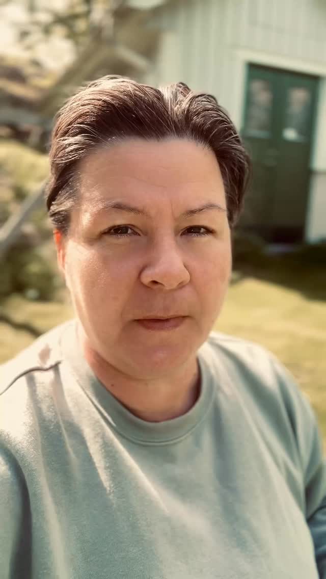 Efter 20 års erfarenhet så känner jag mig väldigt trygg med dessa ord för det här är viktigt.
Vi lever i en tid där människor uppmanas att “släppa allt trauma”, “rensa kroppen” och “frigöra allt” som om kroppen vore en behållare att tömma.
Men kroppen fungerar inte så.
Kroppen håller inte fast vid trauma för att den vill sabotera människan. Kroppen håller fast vid det som en gång behövdes för att överleva.
Därför kan det bli för mycket för nervsystemet när människor försöker öppna upp allt på en gång. För snabbt. För djupt. Utan trygghet. Utan förankring.
Det handlar inte om svaghet utan om biologi. 🧬
Nervsystemet behöver trygghet före frigörelse. Stabilitet före djupbearbetning. Integration före intensitet.
Att forcera kroppen att “släppa allt” kan hos vissa skapa: överväldigande känslor.
kollaps. Mer stress, ångestpåslag,
dissociation. Depression. Sorg. Ilska
,extrem trötthet, förvirring i kroppen och i tankar. Chock
Läkning sker sällan genom att pressa kroppen.Den sker genom att kroppen långsamt börjar förstå att faran inte längre är här. Och det kan ta 1 dag,7 dagar eller 14 dagar upp till 3 - 4 månader i beroende på vad det är.
Kroppen behöver inte chockas till frihet.
Den behöver mötas med trygghet för att KÄNNA frid och frihet. 💚
Det är därför jag aldrig rekommenderar människor att försöka “släppa allt trauma” på en gång. 🛑
Jag tror inte på att forcera människan ur överlevnad. Jag tror på att bygga en kropp som vågar leva igen. För annars blir det gummibands effekt.
Allt ska ske Steg för steg. Varsamt.
Sant och tryggt.
Därför jag hela tiden pratar om varande och form.✨
Sätt ett 💚 om det resonerar och dela gärna din tanke
#soulandpathfinding #självledarskap #nervsystemet #generationsarv #kroppenklagarnärsjälenlider