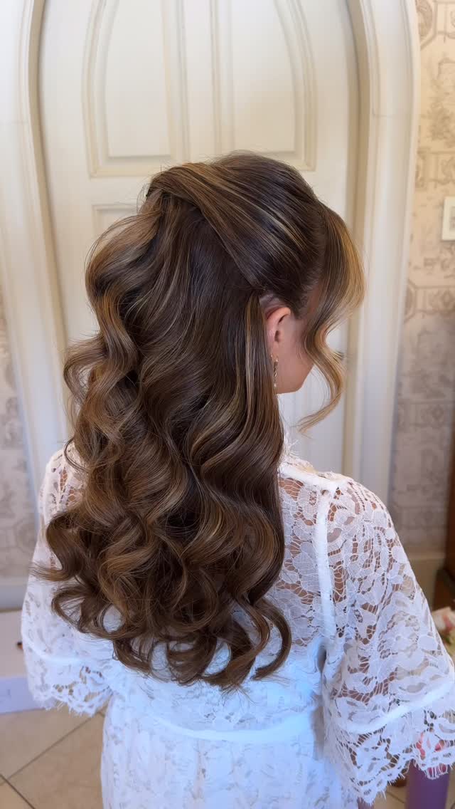 Rachel's wedding hair is what dreams are made of.
Venue: @dover_hall
Hair: @alexandraweddingsco for @beyondtheupdoteam
Makeup: @hayleyjoanmakeup
Bride: @rachelbrower__
#bridalhair #halfuphalfdown #chic #weddinghairstylist
@schwarzkopfusa @ghd_northamerica @moroccanoilpro
@ghdhair