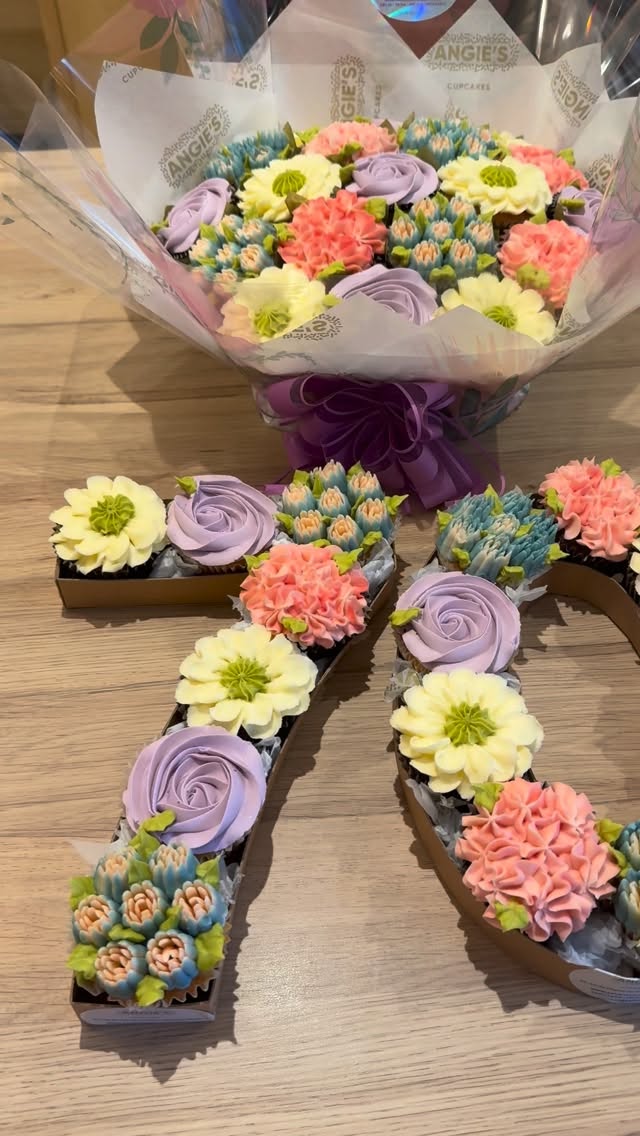 Nos number cupcakes et bouquet de 19 cupcakes 🧁💐
#angiescupcakes77 #bouquetdecupcakes #cupcakesfleurs #numbercupcakes