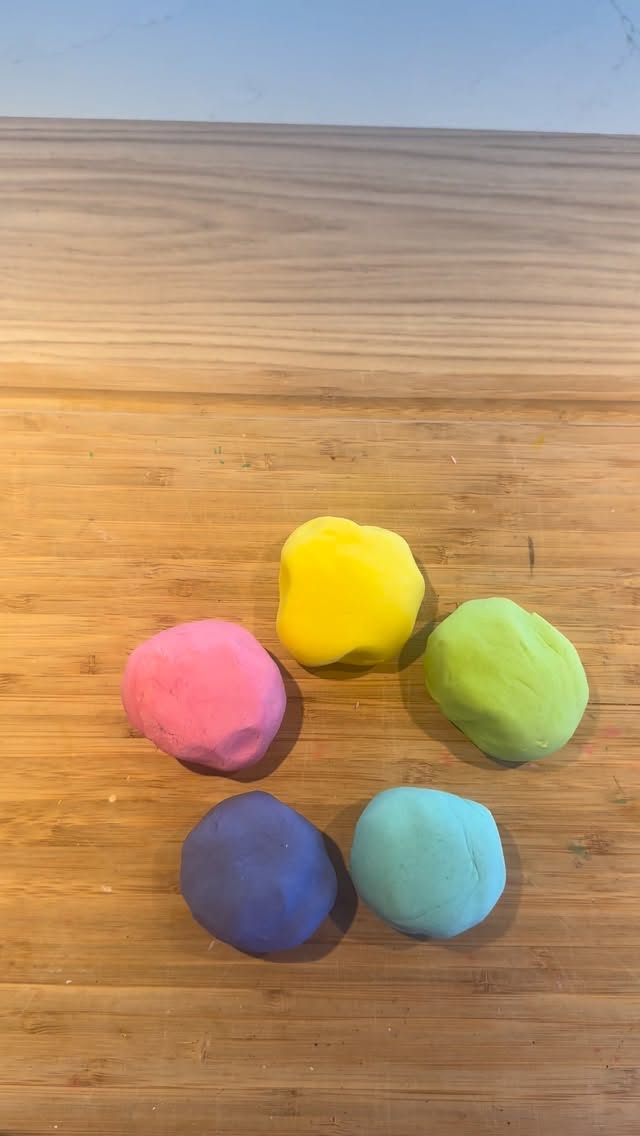 Tu achètes encore de la pâte à modeler… alors qu’il en existe une version comestible faite à la maison 🌿
Ton tout-petit porte tout à la bouche.
La pâte à modeler du commerce… tu sais vraiment ce qu’il y a dedans ? 🤎
Je suis passée par là aussi.
Alors j’ai tout changé.
J’ai créé cette activité sensorielle 100% comestible, avec des ingrédients simples.
Une activité sans écran qui éveille ton tout-petit, développe sa motricité fine et crée un moment de lien parent-enfant inoubliable. 🎨
Disponible dès maintenant dans les DIY de Marion et bientôt dans le e-book spécial tout-petits 🌿
Ici on ne vend pas une activité.
On crée un moment inoubliable, loin des écrans. 🤎
Des centaines de parents ont déjà transformé leurs soirées grâce à la Méthode 0 Écran 🤎
Je sauve tes mercredis, tes week-ends, tes vacances, mais aussi ta patience. 🌿
Commente PATE et je te partage où trouver la recette 🌿
#maman #activiteenfant #parentalitebienveillante #sanecran #toutpetit