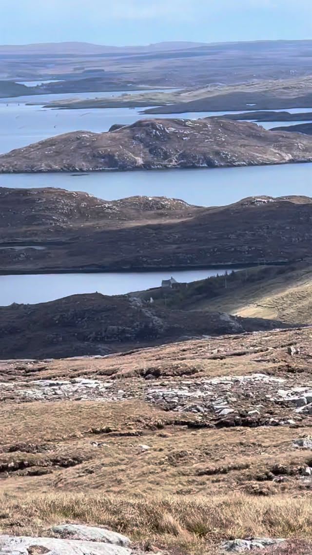 dachaigheil /daxɪjal/
bua. coi. -e
1 domestic 2 at home (i.e. at ease) 3 homely 4 homespun
Sgìre Ùige ✨🌟✨
#gàidhlig #placebased #gaelic #waysofseeing #sitespecific