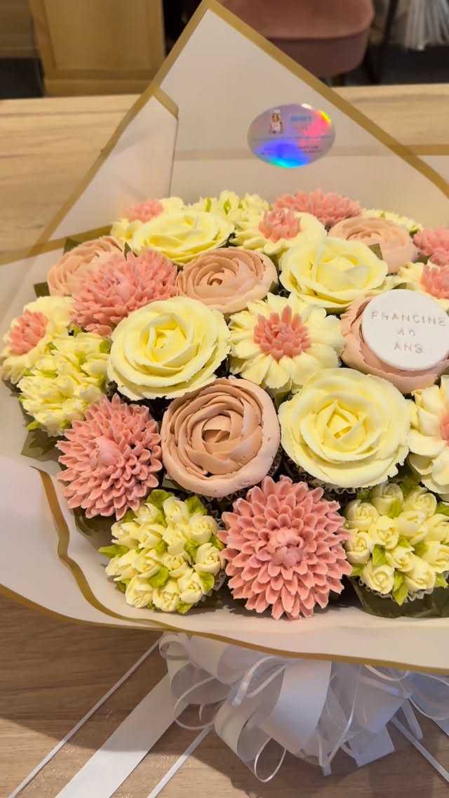 Bouquet 30 cupcakes fleurs deluxes 💐🧁
#cupcakesfleurs #angiescupcakes77 #bouquetdecupcakes #patisserietrompeloeil #cupcakedecorating