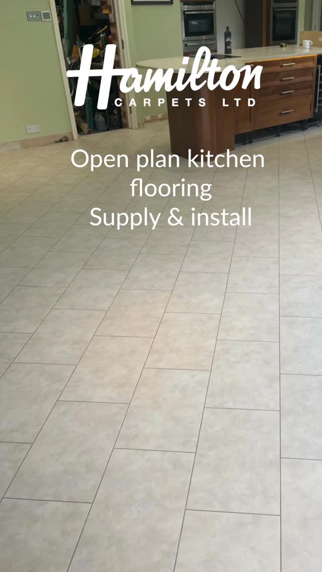 Clean, timeless and built for busy family life ✨
This stunning open plan kitchen in Essex features @amticoflooring Spacia: Stones – Limestone Cool, bringing a soft natural stone look with all the practicality of luxury vinyl flooring.
Durable, stylish and easy to maintain 👌
Thinking about upgrading your kitchen flooring? Get in touch with Hamilton Carpets today.
📍 Essex