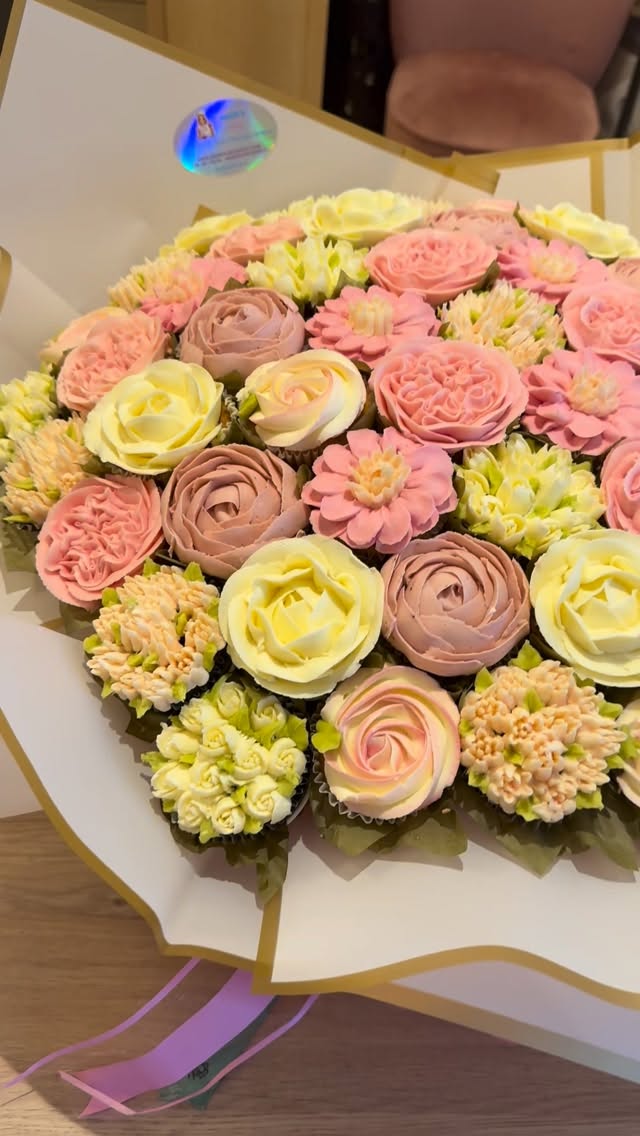 Bouquet 52 cupcakes 💐🧁
#angiescupcakes77 #bouquetdecupcakes #50ans #patisserietrompeloeil #gateauanniversairepersonnalisé I