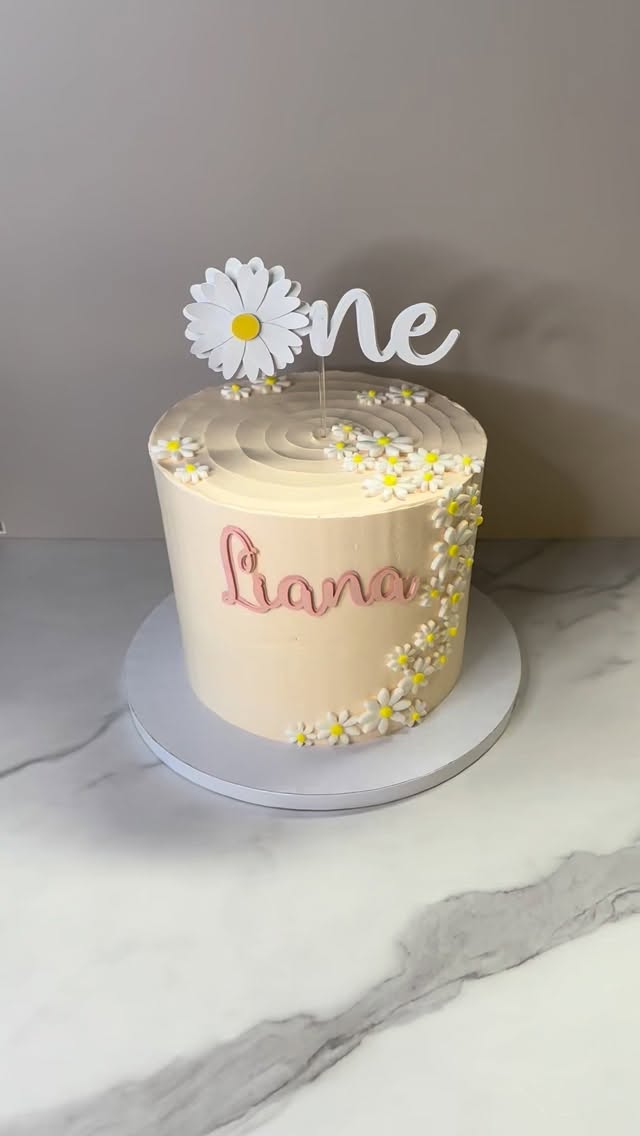 🌸✨
#sucreetcel #ecublens #cake #gateaupersonnalise #gateauanniversaire