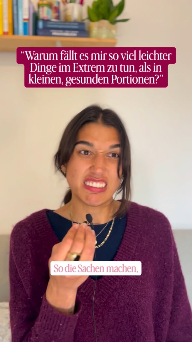 I knowww it’s tempting!!! Ins Extrem reinzuhüpfen, weil dort alles ein wenig einfacher ist 🫠🤓
Und: Je mehr du dir erlaubst, die Orte zwischen Schwarz und Weiß, Ganz oder Garnicht zu erkunden, in ihnen zu verweilen & dich in ihnen zu beobachten (oft sind sie auch ein wenig langweilig, normal & alltäglich),
desto mehr lernst du dich kennen und stärkst die Fähigkeit dich zu spüren & zu fühlen.
(und das ist oft garnicht so easy, denn wir haben meist gute Gründe das nicht zu tun)!
In welchen Situationen nimmst du diese Schutzhaltungen ein, um weniger spüren zu müssen? No judgement softies, stay curious!
Beziehungsfähigkeit ist etwas, das in uns allen fundamental angelegt ist. Und dennoch etwas, das wir uns in gewissen Situationen mehr wünschen.
Es ist eine Praxis und dementsprechend eine Entscheidung, die du jeden Moment erneut treffen kannst:
“Will ich in Kontakt bleiben, oder nicht?”