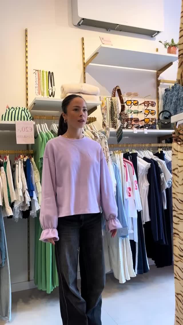 Never forget to wear a cute outfit😉✨
Top and shorts from Refined Departement, now available in our store 🩷