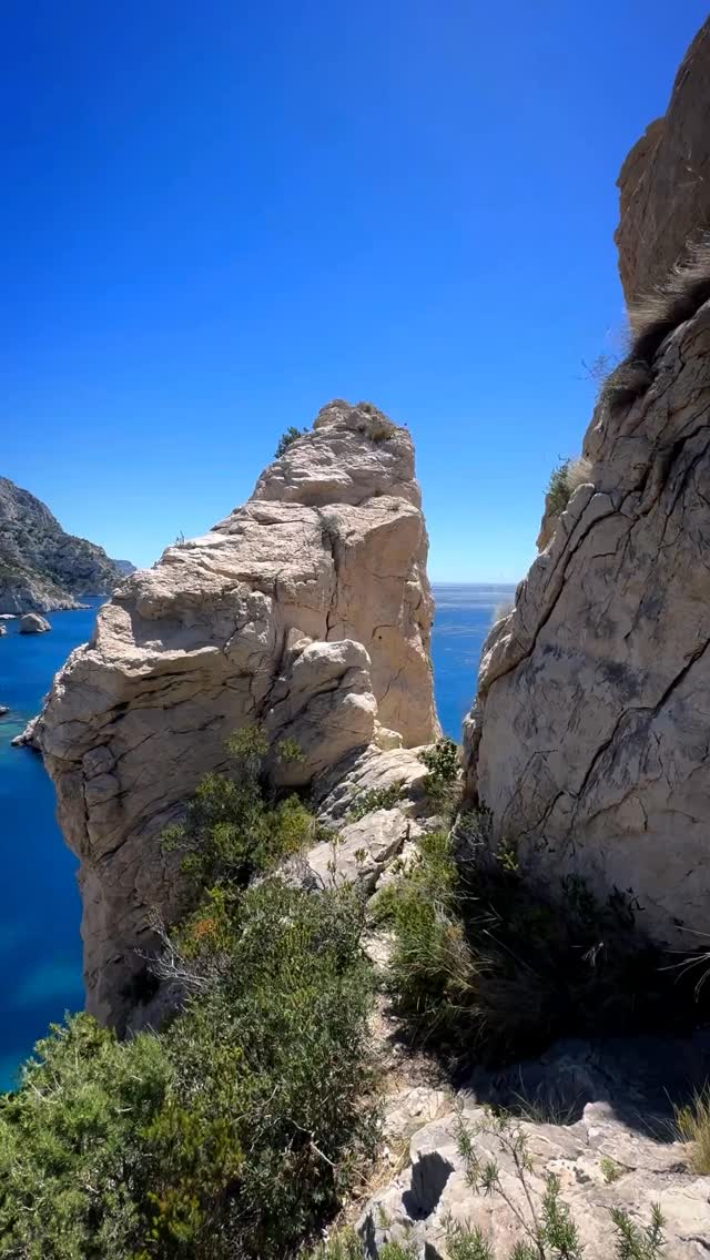 White Cliffs Loop - there, now this impressive panoramic trail has a deserving name! Limestone, light, and that impossible blue all the way through. The views compensate for the blowing mistrals 🌪️