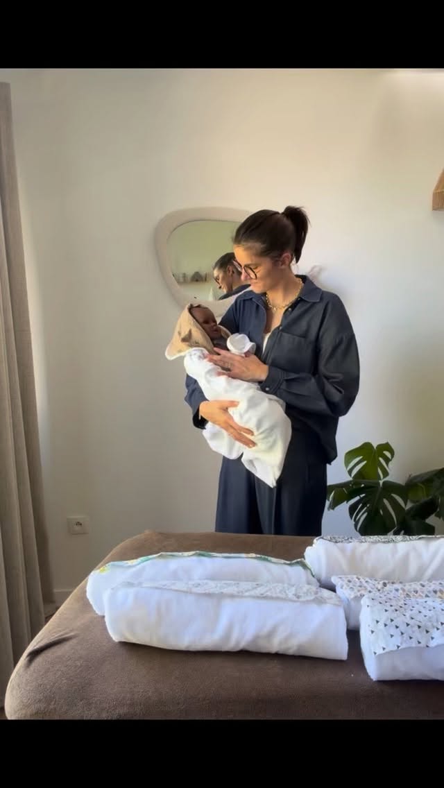 Ces petites serviettes ont une place toute particulière dans mes rituels bain sensoriel 🫶🏼
Je les imagine, je les choisis, puis je les crée moi-même avec beaucoup d’amour pour envelopper bébé dans un cocon de douceur lors de ce moment si précieux ✨
J’avais envie d’apporter encore plus de chaleur et de personnalisation à mes accompagnements à domicile… et vos retours m’ont convaincue 💛
Désormais, quelques modèles seront disponibles à la vente directement lors de mes visites, pour prolonger un peu la magie du soin à la maison 🌿
Chaque pièce est unique, pensée avec soin et réalisée à la main 🤍