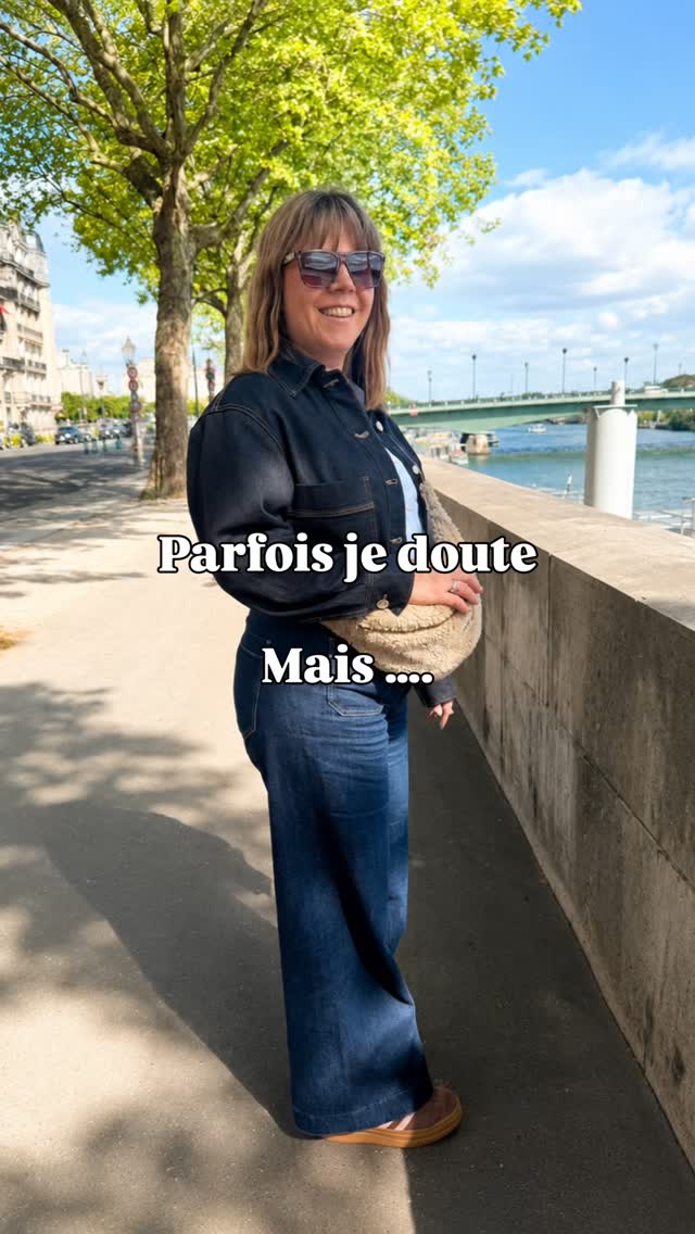 Parfois, je doute encore de Child & Home.
Je doute de moi.
De ce que je construis depuis des mois.
Et puis je prends du recul…
Je réalise qu’aujourd’hui, vous êtes plus de 15 500 sur Instagram.
Plus de 17 200 sur Facebook.
Plus de 32 000 personnes réunies autour de Child & Home.
32 000 personnes qui suivent mon univers.
Mes idées.
Mes vidéos.
Mes valeurs.
Ma méthode zéro écran.
Quand j’ai commencé, je partais de rien.
Pas d’équipe.
Pas de stratégie parfaite.
Pas d’argent investi dans de faux abonnés ou dans des publicités massives.
Juste une maman fatiguée…
qui voulait recréer du lien avec ses enfants loin des écrans.
Et je crois qu’on oublie parfois quelque chose d’important :
Par moment, il faut aussi savoir se féliciter…
et regarder le chemin parcouru.
Parce qu’on passe tellement de temps à vouloir aller plus loin,
qu’on oublie parfois tout ce qu’on a déjà réussi à construire.
Aujourd’hui, Child & Home grandit chaque jour un peu plus.
Et parfois, je crois que je ne réalise même pas vraiment ce que nous sommes en train de construire ensemble.
Alors merci.
Merci d’être là.
Merci de faire vivre cette aventure.
Parce que derrière chaque chiffre, il y a surtout des familles, des parents, des enfants… et énormément d’émotions. 🤍
#mumpreneur #entrepreneuriatfeminin #mamanentrepreneure #activiteenfant #parentalitepositive