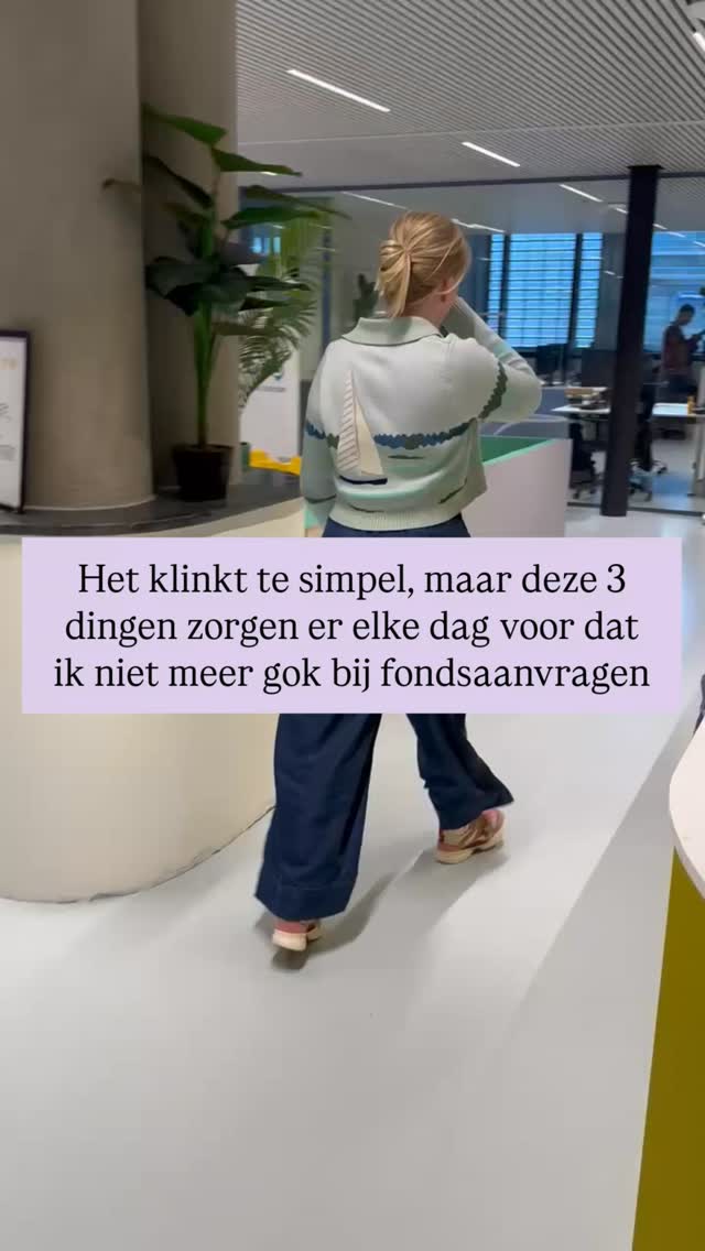 💡 Ik lees eerst de criteria, dan pas begin ik met schrijven
💡 Ik bewaar elk afwijzingsbericht (ze zeggen meer dan een toekenning)
💡 Ik stel mezelf altijd de vraag: waarom zou dit fonds dit willen financieren?
Ik ben Maartje Valk, en ik help makers en culturele organisaties begrijpen hoe fondsen écht werken.
Niet met een belofte dat alles dan vanzelf goedkomt, maar met structuur, helderheid en inzicht in hoe een beoordelaar naar jouw plan kijkt. Zodat je niet meer hoeft te gokken.
Want dat is wat ik keer op keer zie: makers met goede ideeën die vastlopen bij de aanvraag. Niet omdat het idee niet goed genoeg is, maar omdat ze het systeem niet kennen. En dat systeem leer je niet op de kunstopleiding.
Ik werk aan beide kanten van de tafel, als fondsenwerver én als fondsadviseur en adviescommissielid. Ik deel mijn ervaringen graag met je. No gatekeeping here!
Dit account is voor jou als je wilt leren denken zoals een commissie denkt, je aanvraag kansrijker wilt maken en grip wilt krijgen op de zakelijke kant van je werk als maker.
Welkom. 💜