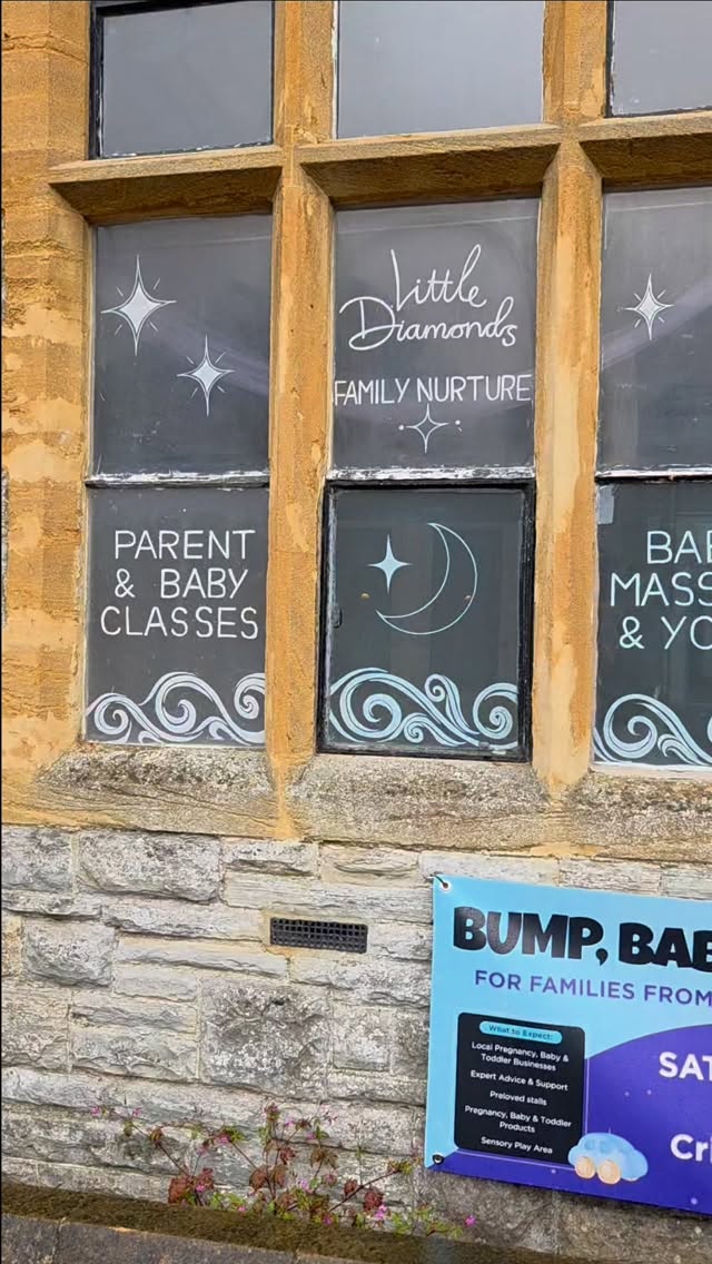✨️ Huge Thank You to Funky Fine Design for doing the windows today ✨️
Where possible I like to support small and local businesses, and rather than opt for basic vinyl, I wanted something done with a more personal touch. So, a huge thank you to Lana for her fabulous work 💖 Now everyone walking by will have a better idea of what I get up to inside!