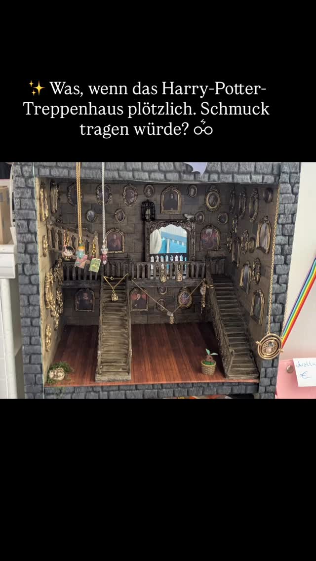 Ich konnte nicht widerstehen und habe das berühmte Treppenhaus aus Harry Potter and the Philosopher’s Stone als Miniatur-Diorama nachgebaut – aber mit einem kleinen Feenhandwerk-Twist ✨
Aus der magischen Welt wurde ein Schmuckdisplay voller kleiner Schätze 🕯️📚
Zwischen Treppen, Türen und Hogwarts-Vibes findet ihr jetzt Harry-Potter-inspirierten Schmuck direkt im Feenhandwerk 💛
Fast wie ein kleines Stück Zauberwelt zum Mitnehmen ⚯͛
#harrypotterdeutsch #harrypotterfan #hogwarts #diorama #miniaturwelt