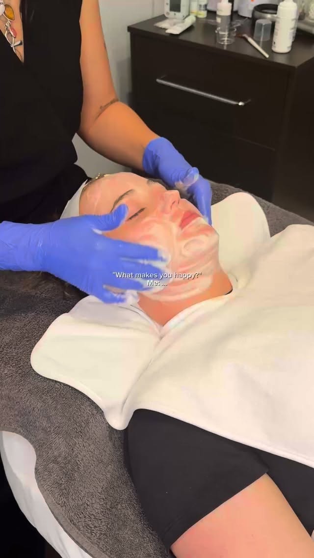 Nothing quite like that post facial glow to get you looking and feeling your best! ✨
No better time than the upcoming winter for your advanced facial treatments, repair your skin from any environmental damage you’ve gotten over the summer and start your healthy skin journey!
#chemicalpeel #glowingskin #clearskingoals #applecrossbeauty #perthskinclinic