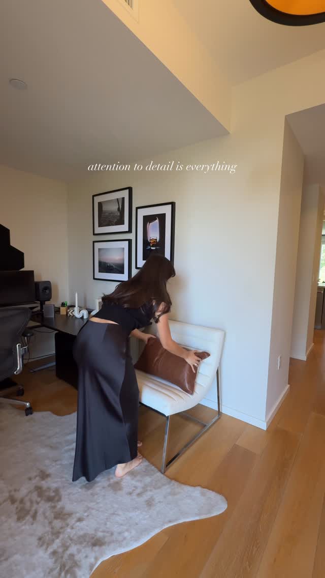 Behind the scenes before a photoshoot 📸 Attention to detail is everything. Professional photography creates the first impression that can make all the difference in a successful sale. I always block off an hour for prep to make sure every detail is just right.
And on that note… a special new listing is coming very soon 👀
