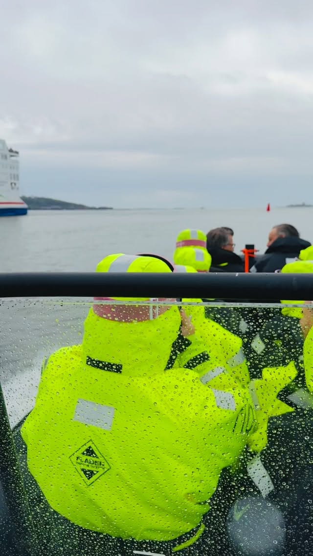Ribbåt från Göteborg!
Lite regn stoppar inte dagens grupp från att ge sig ut på äventyr. Idag körde vi med @event_vastkust med en grupp som fick ostron å bubbel på Vinga och sedan till @knarrholmenrestaurang för en härlig middag!
#konferens #kickoff #ribx #konferensaktivitet #ribbåt