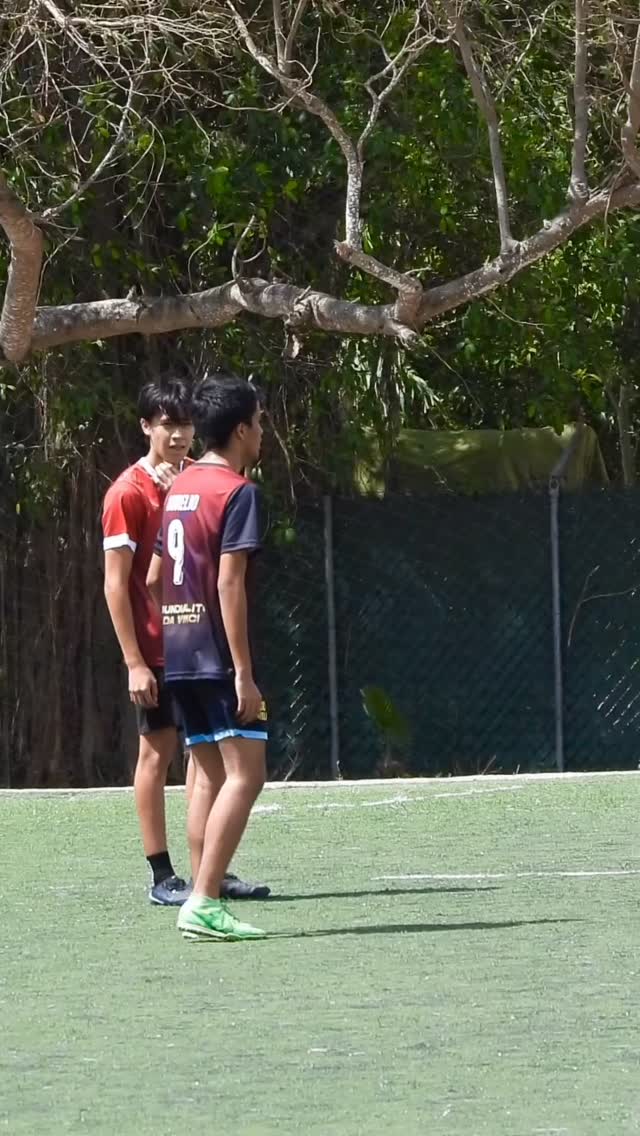 🎙️⚽️ De esos alumnos que destacan en todo. Locutor, político, excelente compañero y ahora también figura en la cancha. 🔥
Nuestro alumno Marco de sexto semestre se lució hoy en el Mundialito Da Vinci con un auténtico golazo. 👏🇲🇽
Definitivamente, no sabemos qué es lo que este muchacho no hace bien. 😎⚽️
#MundialitoDaVinci #Golazo #DaVinci #Fútbol #OrgulloDaVinci