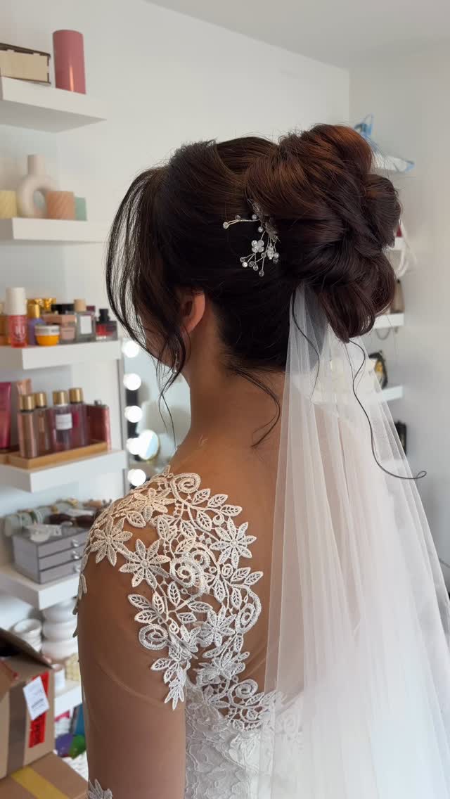 Ein Brautlook soll nicht nur wunderschön aussehen, sondern sich auch nach dir anfühlen – weich, feminin und den ganzen Tag tragbar.
Ich liebe diese Kombination aus soften Augen, natürlichem Glow und einer romantischen Hochsteckfrisur ✨
#brautstyling
#bridalmakeup
#hochzeitsmakeup
#braut2026
#bridalhair