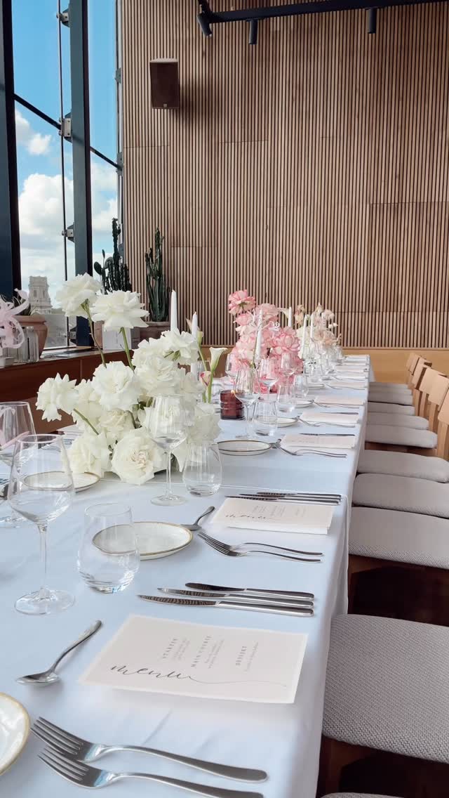 floral sculptures took centre stage on the tables for D&C’s London skyline wedding at @onehundredshoreditch last month 🤍✨