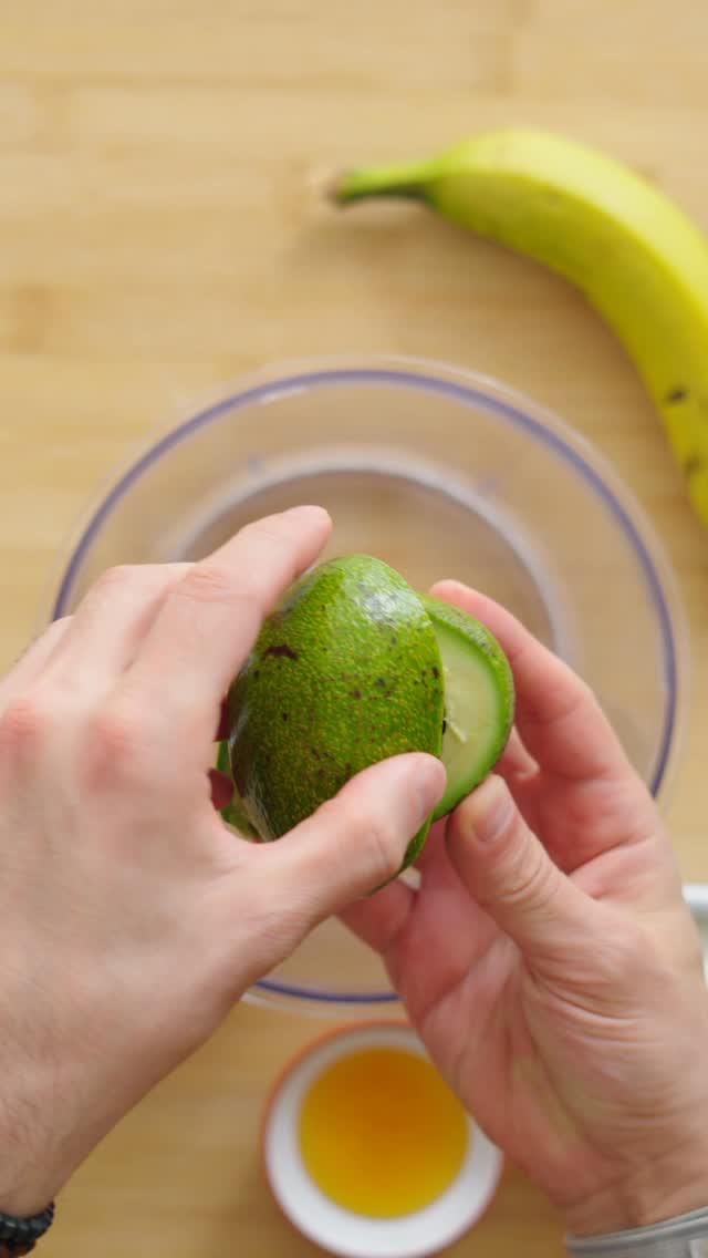 🥑 Avokado hem sağlıklı yağlar hem de lif açısından oldukça besleyici bir seçenek ✨
İçeriğindeki tekli doymamış yağlar sayesinde uzun süre tokluk sağlayabiliyor.
Ancak yağ oranı yüksek olduğu için porsiyon miktarını dengeli tutmakta fayda var ☺️
Bu tarif tam 2 kişilik oldu ✌️
Avokadolu Muzlu Masum Puding
Malzemeler:
1 adet olgun avokado
1 adet muz
100 g. labne peyniri
1 yemek kaşığı bal
Üzeri için:
1 yemek kaşığı Antep fıstığı
Yapılışı:
Avokado, muz, bal ve labneyi pürüzsüz olana kadar blenderdan geçirin.
Kaselere bölüştürün ve üstüne Antep fıstığı serpiştirin.
Afiyet olsun