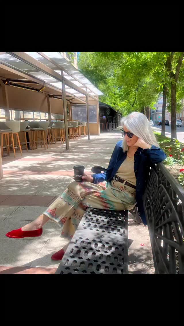 UN DÍA PERFECTO.
Creéis que se necesitan grandes acontecimientos, noticias extraordinarias o planes increíbles de los que tienes que publicar para que se sepa que eres inmensamente feliz o para decir que ha sido un dia perfecto?
O acudiendo a un evento exclusivo con modelazo y rodeada de invitados “vips”?
Creo que cada vez somos más los que pedimos empezar el día con un café delicioso, en buena compañía, al sol de Mayo , una conversación divertida en un almuerzo al aire libre con una ensalada primaveral de tomate , aguacate y flores comestibles!
Eso es Vida, querid@s amig@s !
Feliz Semana y muchos “ Días Perfectos “
#thesilverway #estilosofia #caminovilla #silverstyle #descubreconcaminovilla