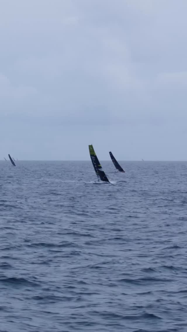 🚀 Direction la sortie de la Manche pour les solitaires, bien calés au près sur une mer assez calme.
💥 Une flotte très resserrée et déjà de belles batailles en perspective !
🎯 Prochain point de passage : Wolf Rock.
🎥 Falcone Production / La Solitaire du Figaro Paprec
#LaSolitaire #IciNaissentLesLégendes