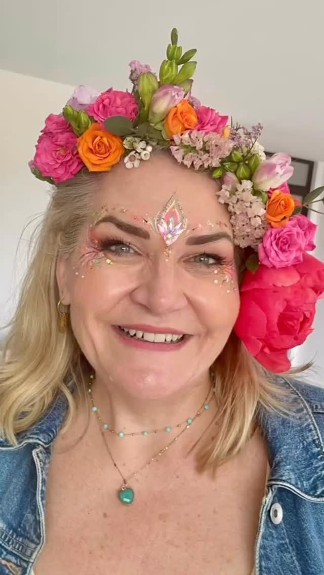 Hands down one of my favourite things to do - flower crown hen dos. It never feels like work and you feel like part of the group. In fact this one wasn’t actually work it was definetely all play. This was a celebration for my special friend of 30 years, a flower lover and creative soul. Surrounded by our amazing fun loving friends we had the best day, starting with beautiful glittery faces with @glitterartyfacepainting , flower crown making helped by @untamed_florals . Finishing@with fun and games with the amazing @sissylea.queen.
#flowercrown #flowercrownhen #flowercrownhendo #creativehen