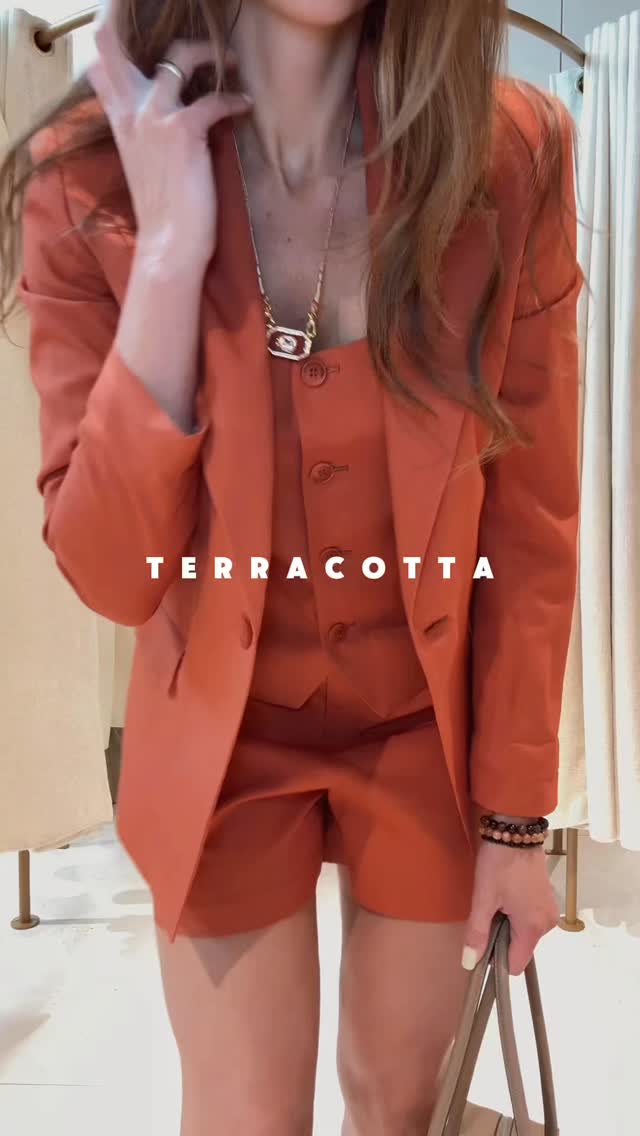 Dinner mood : terracotta only 🧡
Mais impossible de choisir ce soir… 😭
Team ensemble 3 pièces ultra bossy & solaire
ou team robe beige + chemise loose effortless chic ?
Vous validez quel look pour un dîner ce soir ? 👀👇
#LOULOU #TerracottaMood #SummerDinnerLook #EffortlessChic #FashionReels