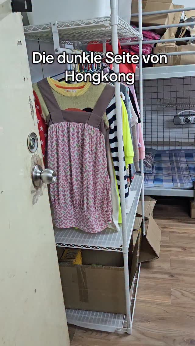Die Tour „Die dunkle Seite von Hongkong“ zeigt die Realität hinter dem glänzenden Bild der Stadt. Sie führt zu winzigen, überfüllten Wohnungen wie den Cage Homes und Nanoflats, wo Menschen unter extrem beengten und oft unhygienischen Bedingungen leben müssen. Auch das harte Leben von Menschen im Fuß- und Sexgeschäft wird thematisiert, die in Armut und Ausbeutung arbeiten. Diese Tour gibt einen Einblick in die weniger sichtbare Seite von Hongkong und zeigt die extremen sozialen Ungleichgewichte in einer der teuersten Städte der Welt.
Folge mir 👉 @chrissiontheroad
für echte Realität unterwegs, Reisetipps & Reiseinspiration.
#hongkong #china #travel #citytrip #reisen