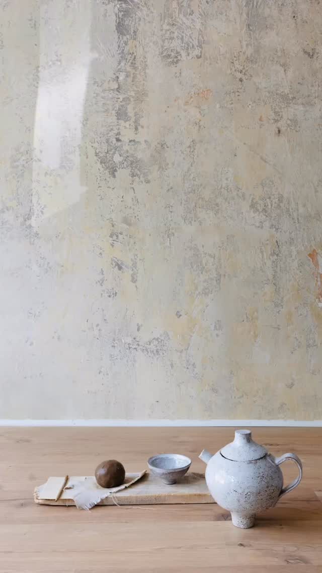 W O R K S H O P S
Tee ist mehr als ein Getränk. Ein Ritual, ein Moment der Ruhe. Man hält etwas Warmes in den Händen und nimmt sich Zeit.
Beim Drehen ist es ähnlich: Zu viel Druck – die Form verschwindet. Zu wenig – sie entsteht gar nicht. Ein leises Zusammenspiel aus Aufmerksamkeit und Gefühl.
Die Tasse, die ihr formt, wird später euren Teemoment begleiten. Kleine Unregelmäßigkeiten machen sie besonders – ein Ruheanker im Alltag, der an den Moment erinnert. Achtsam.
Workshops:
ZEN·trier Dich. TEE
27.06 oder 18.7
Drehe deine Teetasse: cl-ay.de
W O R K S H O P S
Tea is more than a drink. A ritual. A moment of calm. You hold something warm in your hands and take your time.
Pottery is similar: Too much pressure – the shape disappears. Too little – it never forms. A subtle interplay of attention and feeling.
The cup you shape will later accompany your tea moment. Small imperfections make it special – a quiet anchor in daily life, reminding you to pause. Mindfully.
Workshops:
ZEN·ter Yourself. TEA
27.06 or 18.7
Shape your own tea cup: cl-ay.de
#Tee
#Drehscheibe
#achtsamkeit