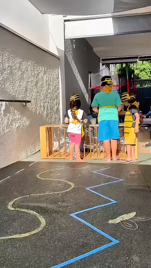 A infância não é apenas uma fase de espera para o futuro.
Ela acontece agora e merece ser vivida por inteiro.
Quando a criança tem espaço para explorar, criar, se movimentar e descobrir o mundo no seu próprio ritmo, ela não está “apenas brincando”.
Está desenvolvendo autonomia, segurança, criatividade e construindo aprendizados que levará para a vida toda.
No Pedrinhas, acreditamos que o desenvolvimento nasce das experiências reais, do movimento, das relações e das vivências significativas.
🧡 Sem pressa.
🧡 Sem cobranças antecipadas.
🧡 Com respeito à infância e presença verdadeira.
📲18 98165-4179 (link na Bio)
📍Rua: Nilza Peretti, 60. Jardim das Rosas - Presidente Prudente/SP
#presidenteprudente #filhos #escolainfantil #casadebrincar