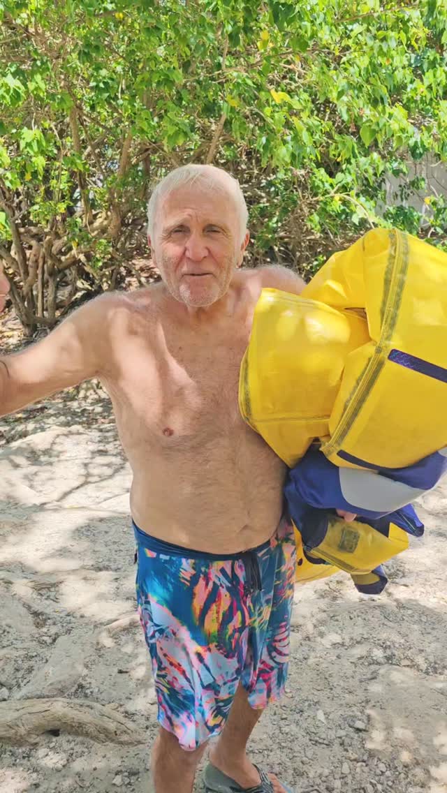 🏄♂️ Jean-Paul, doyen du spot de la Coulée à Saint-François, nous montre que le wingfoil n’a pas d’âge !
Il glisse toujours avec le sourire et prouve que le wingfoil est accessible à tous, débutants comme confirmés. 🌊💨
💡 Peu importe votre expérience, il suffit de se lancer et de prendre le plaisir de voler au-dessus de l’eau.
#wingfoil #guadeloupe #wingfoilschoolguadeloupe