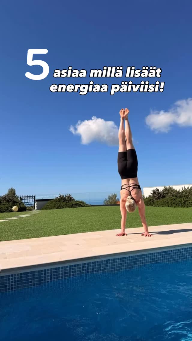 Näillä asioilla voit vaikuttaa päivän vireystilaasi sekä saada enemmän energiaa ja parempaa jaksamista arkeen!✨
☀️ Mene ulos heti aamulla!
Jo 10–20 minuuttia luonnonvalossa auttaa herättämään kehon, tukee vuorokausirytmiä ja hormonitoimintaa. Kevyt aamukävely voi nostaa vireystilaa yllättävän paljon ja antaa energiaa uuteen päivään.
☀️ Syö säännöllisesti päivän aikana!
Liian pitkät ateriavälit voivat aiheuttaa väsymystä, verensokerin vaihtelua ja heikentää keskittymistä. Muista syödä aterioilla riittävästi proteiinia, paljon väriä, sopivasti hiilihydraatteja ja hieman hyvää rasvaa.
☀️ Liiku päivittäin edes vähän!
Pelkkä lepo ei aina lisää energiaa, vaan myös kevyt liike voi auttaa jaksamaan paremmin. Kävely, liikkuvuusharjoittelu tai 20 minuutin lihaskuntotreeni voivat vähentää väsymystä tehokkaasti. Liikunta tuo hyvää oloa, tukee palautumista ja auttaa jaksamaan.
☀️ Priorisoi uni!
Pyri menemään nukkumaan ja heräämään suurin piirtein samaan aikaan päivästä riippumatta. Pimennä, viilennä ja rauhoita iltaa ajoissa. Vältä suuria määriä kofeiinia päivän aikana ja juo riittävästi vettä.
☀️ Rauhoita hermostoa päivän aikana!
Moni ei ole fyysisesti väsynyt, vaan ylikuormittunut arjen kiireestä, multitaskauksesta ja jatkuvasta ärsyketulvasta. Pienet palautumishetket auttavat, esimerkiksi:
▫️5 minuutin syvähengittely
▫️puhelin ja laitteet hetkeksi pois
▫️tauko luonnossa
▫️kevyttä liikettä keholle
Muista huolehtia ensin itsestäsi, jotta jaksat auttaa myös muita!✨
Paina ❤️ ja ota tilini seurantaan, jos hyvinvointi kiinnostaa. Jaan sisältöä treenistä, ravinnosta ja palautumisesta! ✅
#hyvinvointi #ravinto #liikunta #palautuminen #energiaapäivään