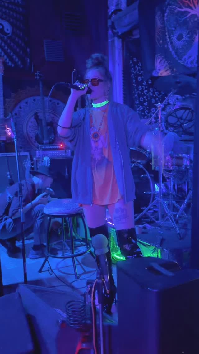 Committed and on a mission 🚀 Thank you again @projectheartshine for having me 💛 Come rock with me and @truthnowmusic at @highvibefest Saturday 6/20, midnight, Mandala Stage 🤘🏼
Hats off to @qveenherby @bustarhymes @playerdave and @flybassmusic for inspiring this flipped up cover ❤️🔥 - check out my last reel for a history of this song!