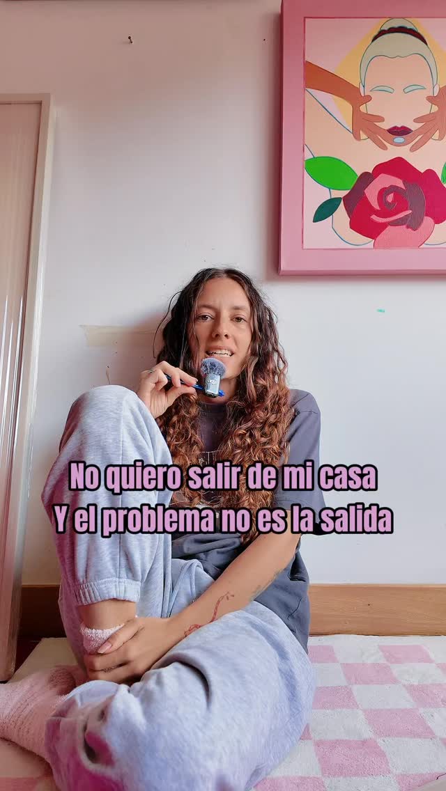 Creo que durante mucho tiempo romantizamos demasiado la idea de “salir”.
Como si el problema fuera quedarnos en casa.
Pero no.
El problema es salir a lugares donde una tiene que reducirse para caber.
Espacios donde hay que actuar, competir o demostrar quién es todo el tiempo.
Eso agota a cualquiera.
Por eso me obsesiona tanto la idea de crear espacios distintos. Espacios donde podamos existir completas. Cómodas. Creativas. Humanas. Donde podamos hablar de ideas, de plata, de miedo, de proyectos y de cansancio emocional sin sentirnos raras por hacerlo.
Porque la creatividad no florece donde una se siente en peligro.
Florece donde una se siente contenida.
Y eso es exactamente lo que vamos a hacer en la próxima Orden de las DAMAS 💗
📍 Sábado 30 de mayo
⏰ 11am — 2pm
🎨 Dentro de mi exposición KARDÍA
✨ 1 encuentro: $75.000
✨ Pack 2: $140.000
🔥 Pack 3: $195.000 + regalo especial de arte + prioridad de cupo en las próximas órdenes.
Además, todas las damas que hagan parte entran al grupo privado de WhatsApp de la Orden, donde compartimos ideas, colaboraciones, oportunidades y nos seguimos acompañando incluso cuando no estamos juntas.
Y honestamente… siento que esta Orden va a ser MUY poderosa.
Si quieres ser parte comenta ORDEN y te mando toda la info 💫