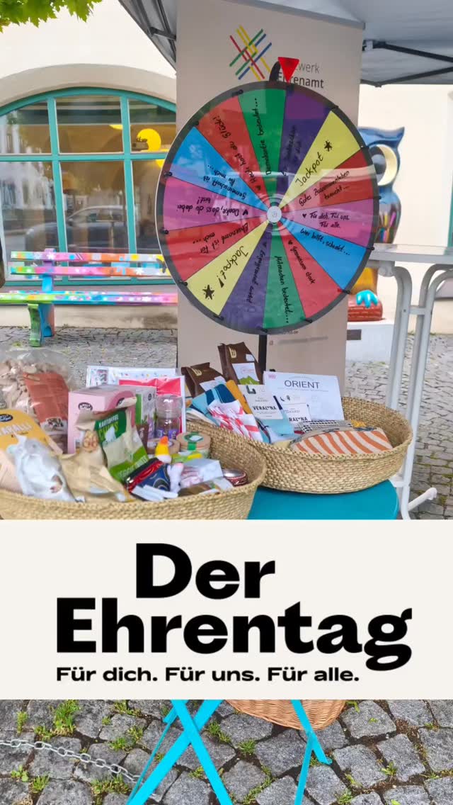 Unsere Ehrentag-Aktion auf dem Marktplatz in Holzkirchen war eine gelungene Mitmachaktion mit vielen schönen Begegnungen, engagierten Gesprächen und jeder Menge guter Stimmung. 🎡
Viele Besucherinnen und Besucher haben am Glücksrad teilgenommen und ihre Gedanken zu Ehrenamt und Demokratie mit uns geteilt. Aus den vielen Begriffen ist im Laufe des Vormittags eine bunte Wortkette entstanden, die zeigt, wie vielfältig Engagement und gesellschaftlicher Zusammenhalt in Holzkirchen gelebt werden.
Auch das Wetter konnte die Stimmung nicht verderben. Dank Pavillon, Schirmen und vielen motivierten Menschen wurde gedreht, geschrieben, geredet und gelacht. 🌧️
Mit dabei waren der Eine-Welt-Laden Holzkirchen, die Tafel Holzkirchen, die Ortsgruppe Holzkirchen des BUND Naturschutz sowie die Beauftragten der Gemeinde Holzkirchen. Gemeinsam entstanden viele schöne Gespräche und Begegnungen.
Ein herzliches Dankeschön an alle, die vorbeigeschaut, mitgemacht und sich engagiert haben. 💛
Die Aktion fand im Rahmen des bundesweiten Ehrentags statt. Der Ehrentag macht sichtbar, wie wichtig Zusammenhalt, Demokratie und freiwilliges Engagement für unsere Gesellschaft sind.
@tafel83607
@bn_hoki
@weltladenholzkirchen
@buergerstiftung_holzkirchen
@behindertenbeauftragten_hoki
@der.ehrentag