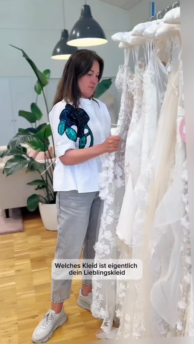 Anna, sag mal… was ist eigentlich dein Lieblingskleid? ♥️
Anna zeigt euch heute einen echten Brautliebe Traum:
Zarter Tüll, feinste Spitze und diese besondere Mischung aus verspielt und trotzdem clean.
Genau so ein Kleid, das auf dem Kleiderständer oft unterschätzt wird…
und angezogen plötzlich alle überrascht.
#lieblingskleid #brautliebe #brautmode #hochzeitskleid #solingen