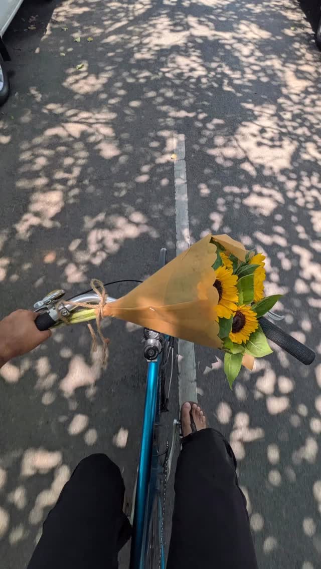 📸 @kiran_kallur
If this picture doesn’t make you feel loved, what else would? A chocolate maybe?
This bike was actually our first-generation #fixedgear build, and it now runs an internal gear hub.