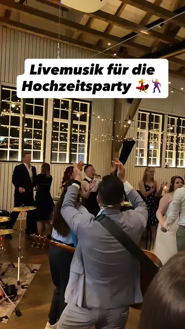 Mit Livemusik bekommt die Hochzeitsparty nochmal einen ganz anderen Vibe, als nur mit „Spotify Playlist“
Jetzt @simonsmusik für eine volle Tanzfläche anfragen!
Top Fotograf: @danielpreuss_hochzeitsfotograf
Und eine tolle Location#: @werft1919
#livemusik #simonsmusik #hochzeitsmusik #akustikgitarre