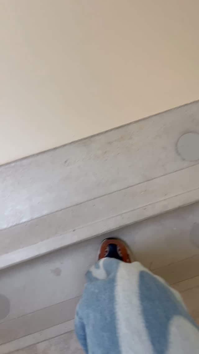 Welkom in ons knutsellokaal!
Een ruimte vol kleur, creativiteit en vooral heel veel mogelijkheden. Hier vind je verf, penselen, parels, kralen, play d’oh, pompons, veren, crêpepapier, pijpenragers, gekleurd papier en nog zoveel meer. Dankzij onze krijtverf en pegboard krijgen alle kleine (en grote) kunstwerken ook een mooi plekje 💛
Maar ons knutsellokaal draait om veel meer dan mooie creaties maken.
🧠 Onze psychologen gebruiken creatieve materialen om gevoelens en gedachten op een andere manier te helpen uiten. Soms vertellen kleuren, vormen of een zelfgemaakt werkje meer dan woorden.
✋ Onze ergotherapeut gebruikt knutselmateriaal om fijne motoriek, concentratie, planning en dagelijkse vaardigheden te oefenen. Kralen rijgen, knippen of werken met klei is tegelijk spelen én groeien.
🏃 Onze kinesitherapeut zet creatieve materialen in om beweging leuk en uitdagend te maken. Grijpen, reiken, coördinatie en motorische vaardigheden oefenen voelt zo veel meer als spelen.
💬 Onze logopedisten gebruiken creatieve opdrachten om taal, communicatie en mondmotoriek te stimuleren. Vertellen over een kunstwerk, samen opdrachten uitvoeren of nieuwe woorden ontdekken gebeurt hier spelenderwijs.
Een extra dankjewel aan onze sponsors die mee kleur brengen in dit lokaal ✨
💛 @theministory.be voor de glitterlijm en ander knutselmateriaal
💛 @tinythinkers.eu voor de set om slijm te maken
💛 @rosiescabin_be voor het pegboard om al die mooie creaties te etaleren